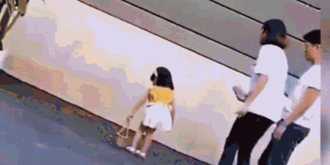 지난달 초, 니우 니우는 피곤해 한다는 이유로 촬영현에서 어머니에게 폭행을 당했다