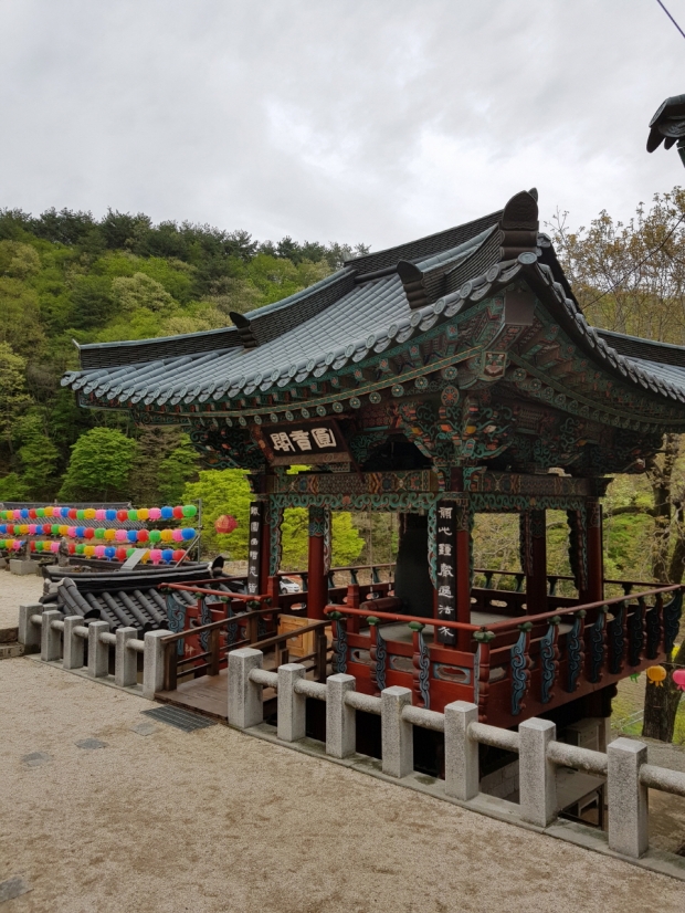 칠불사의 범종각. 칠불사는 1948년 ‘여수,순천 10.19사건’의 중심지인 곳이기도 하다.