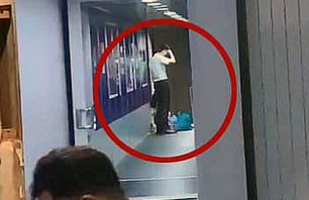 15일(현지시간) 태국 수완나품공항에서 출발해 중국 상하이푸둥공항으로 가려던 여객기가 한 승객의 저지로 이륙이 지연됐다