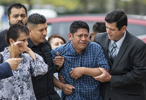 로페즈의 아버지 아르눌푸 오초아(오른쪽 두번째)와 가족들이 오열하고 있다/사진=AP연합뉴스