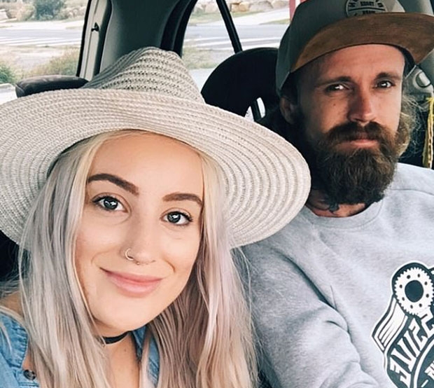 재활용 쓰레기를 모아 예식비용을 마련하고 있는 레오니 스타(왼쪽)와 매튜 포터(오른쪽)