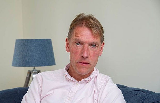 키스 울버슨 박사는 니캅 때문에 여성의 말을 알아듣기 어려웠고, 정확한 진료를 위해 ‘정중하게’ 니캅을 벗어달라고 요청했다며 억울하다는 입장이다