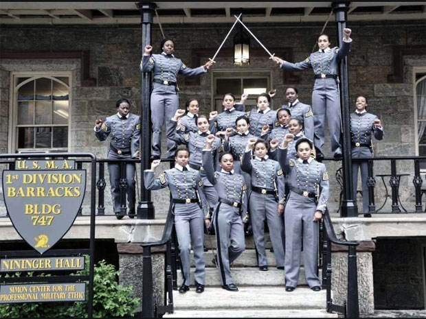 지난 2016년 졸업한 흑인 여성 생도들이 주먹을 쥔 졸업사진 때문에 정치활동 논란에 휩싸였다