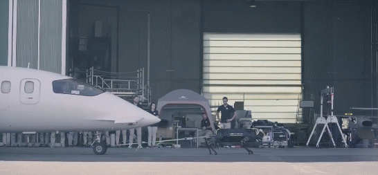 3톤 여객기를 끌고가는 하이큐리얼