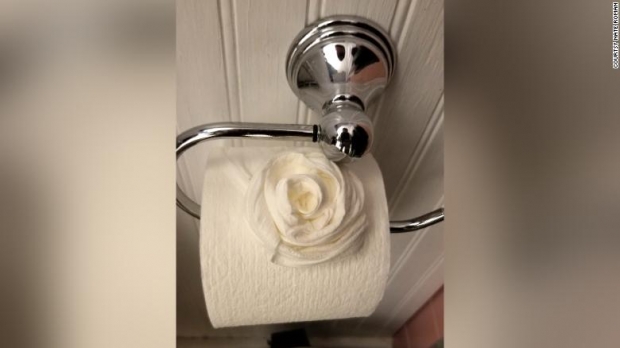 욕실에 걸려 있는 두루마리 화장지는  끝부분이 장미꽃으로 장식돼 있었다.