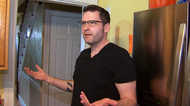 5살 아들을 둔 아버지 네이트 로먼은 누군가 집에 침입해 청소를 해놓고 갔다고 말한다.