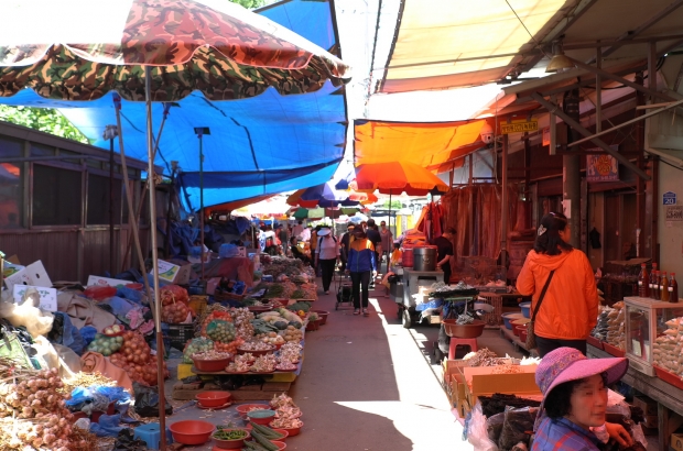 할머니들이 많이 모여 있다고 하여 할머니 장터 골목이라 불린다
