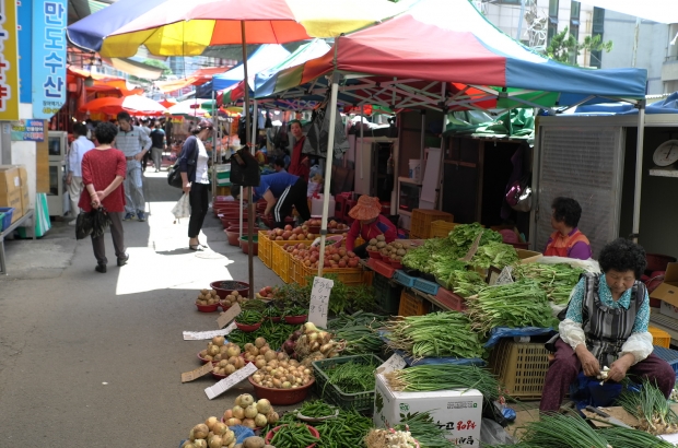 직접 수확한 농산물을 판매하는 할머니들의 표정에는 인정이 넘친다