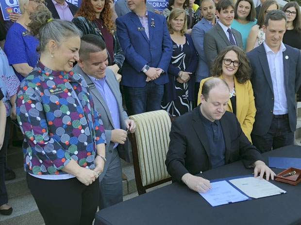 동성애자로는 처음으로 미국 주지사에 당선된 제리드 폴리스 콜로라도 주지사가 31일(현지시간) 청소년 동성애 전환치료 금지법안에 서명했다/사진=AP 연합뉴스