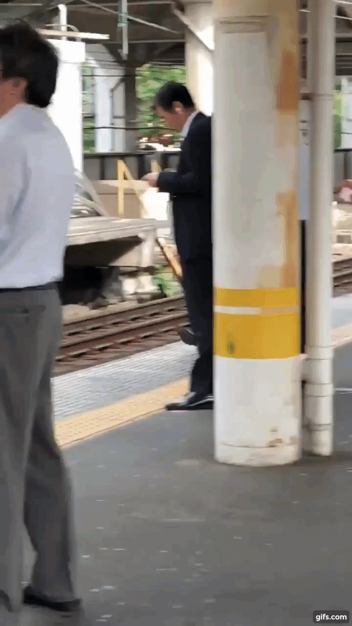 이 사건의 불똥은 엄한 곳으로 튀었다. 일본 현지에서는 달아나는 성추행범의 발을 걸어 검거에 일조한 중년남성이 처벌 대상인가를 두고 논의가 오가고 있다.