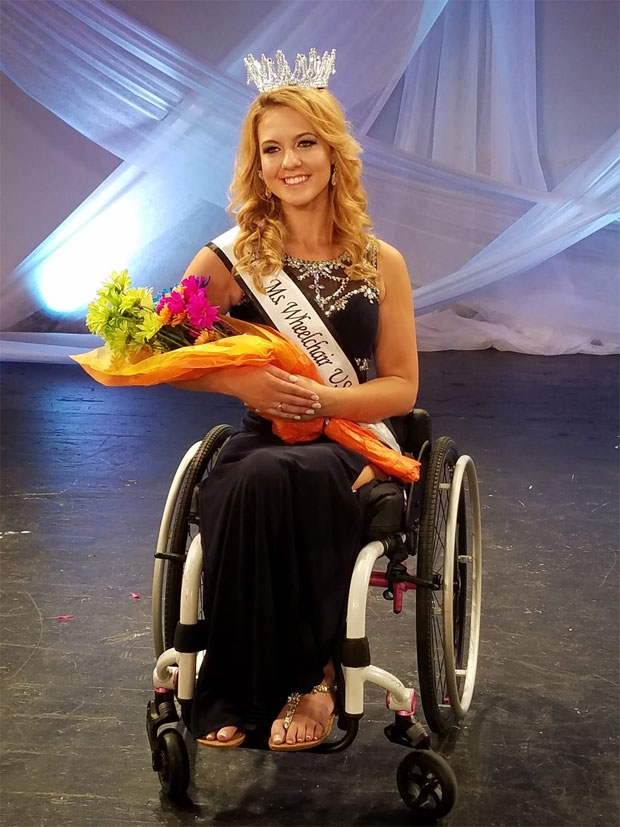 델프는 미모는 물론 장애인 후원 비영리단체 설립 등의 공로를 인정받아 2017년 ‘휠체어 USA’ 왕관을 거머쥐었다/사진=미스 휠체어 USA 2017 공식 페이스북