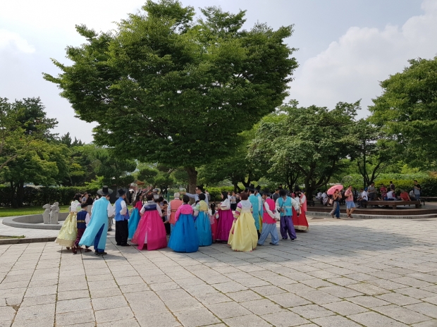야외 전시실에는 한복을 입고 관람하는 외국인 단체 관람객들이 많다
