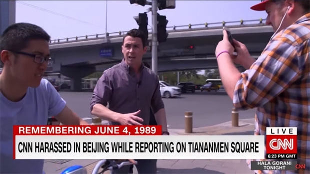 메인 카메라가 가로막히자 스마트폰으로 방송을 이어간 리버스는 “취재 현장에 난입한 남성이 카메라를 막아섰다. 중국이 제복을 입은 경찰 대신 사복 경찰을 투입한 것 같다”고 설명했다. 이 모습은 고스란히 전파를 타고 전 세계에 방송됐다/사진=CNN