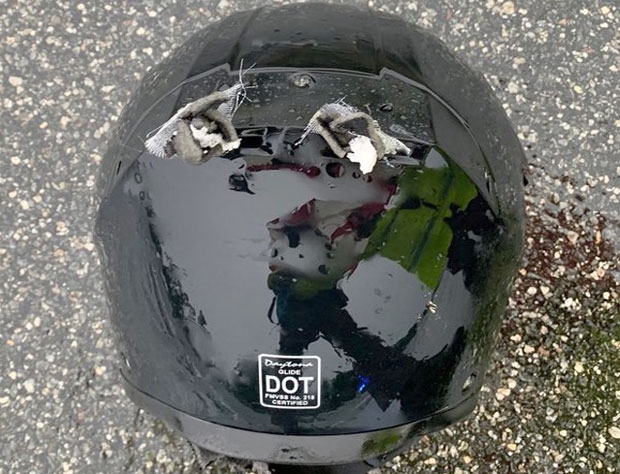 헬멧은 당시의 충격을 그대로 보여주듯 중앙 부분에 두 개의 구멍이 뚫려 있다/사진=플로리다 고속도로 순찰대