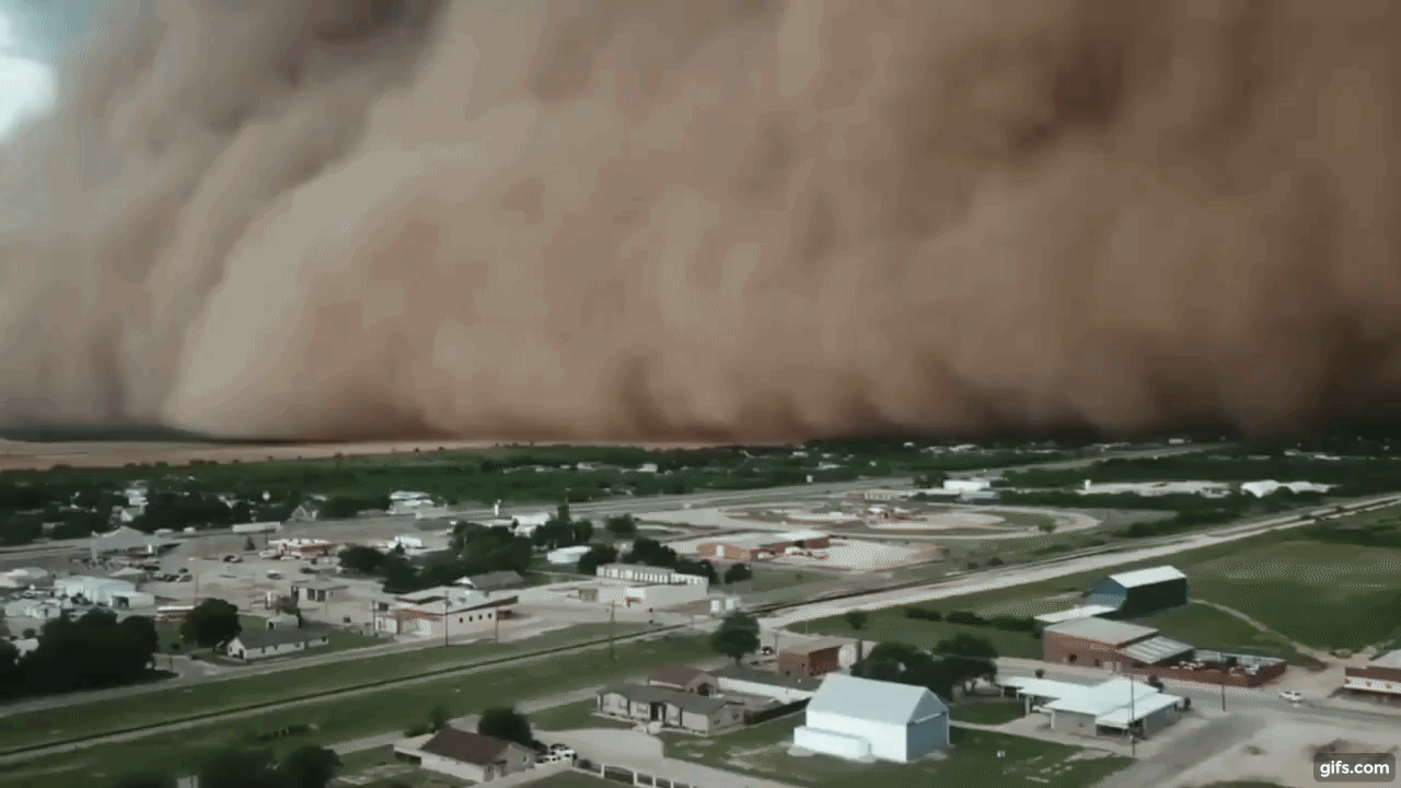 녹음이 짙게 깔린 코호마는 잠시 후 빠른 속도로 다가온 시뻘건 먼지폭풍으로 뒤덮여 재난 영화를 방불케 했다/사진=크리스 멀키