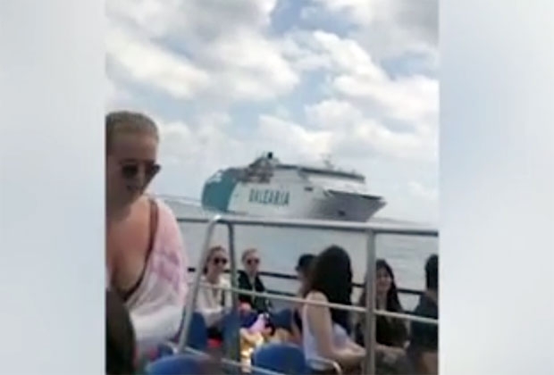 바다로 몸을 던진 승객은 곧바로 구조됐고 다행히 생명에 지장은 없는 상태다.