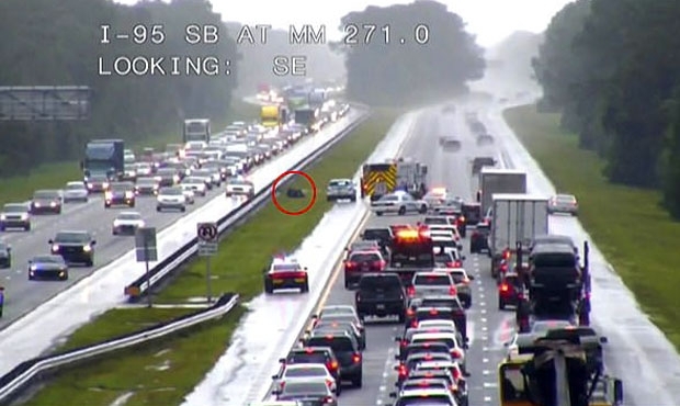 플로리다에서는 지난 9일 볼루시아 카운티 데이토나 해변 고속도로를 달리던 45세 오토바이 운전자가 벼락을 맞고 즉사했다.