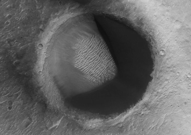 팩맨 모양의 사구. 사진=NASA/JPL/University of Arizona
