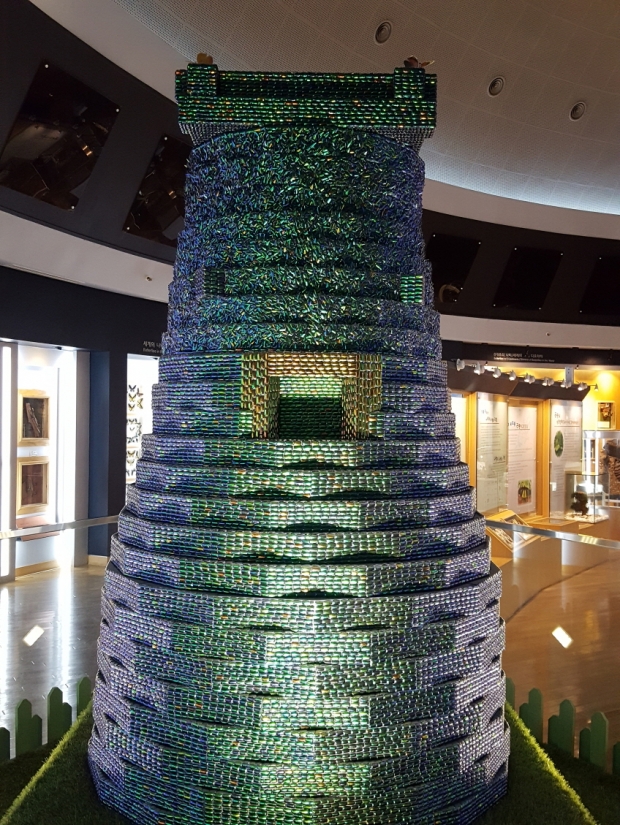 비단벌레 날개 4만점으로 만든, 첨성대의 365일을 의미하는 365개의 비단벌레 블록으로 쌓아 올린 비단벌레 첨성대.