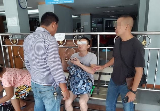 남편은 병원 침대 옆에 붙어 사실을 말하면 죽이겠다며 아내를 협박한 것으로 드러났다. 가운데 남성이 살인미수혐의로 체포된 류샤오동.