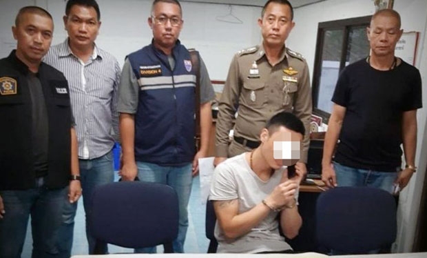 태국 경찰은 구속 전 추가 조사를 위해 법원에 남편에 대한 구금을 연장해달라고 요청한 상태다. 경찰에 둘러싸여 앉아있는 류샤오동이 어딘가로 전화를 걸고 있는 모습.