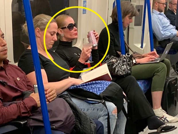 스코틀랜드 출신의 홍보맨 마크 로크(45)는 “런던 지하철 노던 선 라인에서 분홍색 와인을 잔에 담아 마시고 있는 여성을 목격했다”고 밝혔다