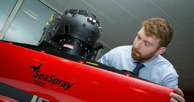 기체 하부에 장착된 다용도 해상 감시 레이다 시스프레이 7500E는 공중은 물론 지상 그리고 잠수함의 잠망경까지도 탐지할 수 있다 (사진=레오나르도사)