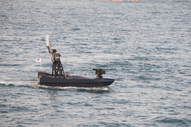 해검의 선체는 섬유강화플라스틱 소재로 만들어졌으며, 국내 개발된 전자광학(EO/IR) 및 레이더가 탑재되어있다 (사진=LIG 넥스원)