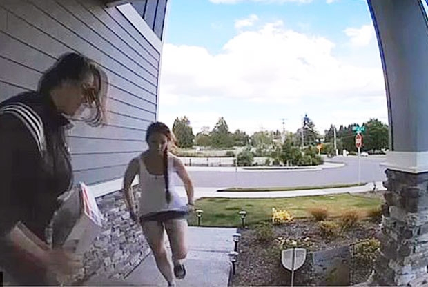 현관문 도어캠에는 여성 2명이 빅 주니어의 벨트를 훔쳐가는 모습이 포착됐다