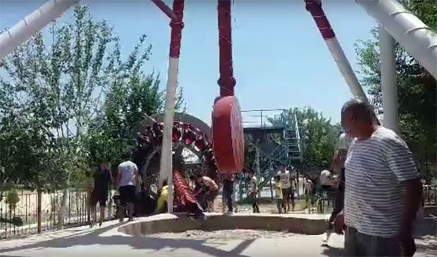 해당 놀이기구는 지난 3월 처음 설치됐으나 한 달 전부터 안전성 논란에 휘말렸다