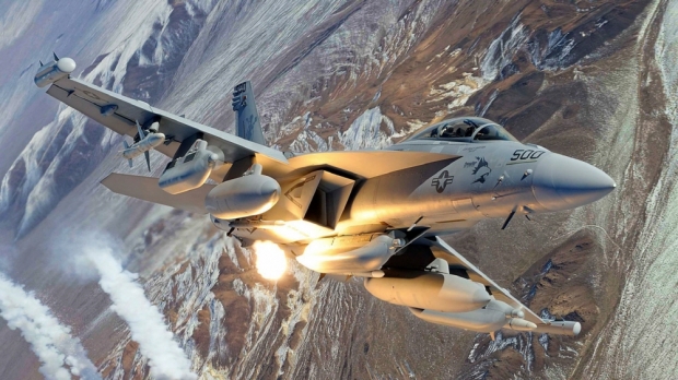 다른 전자전기와 달리 EA-18G 전자전기는 AGM-88 함 대 레이더 미사일을 탑재하고 적 방공망 제압 및 파괴에도 사용된다 (사진=미 해군)