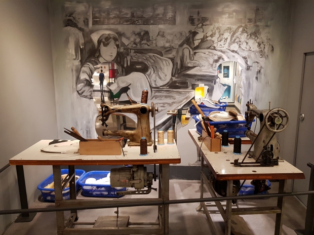 1960년대 값싼 노동력을 바탕으로 성장한 신발 산업의 뒤안길에는 수많은 노동자의 희생이 있었다