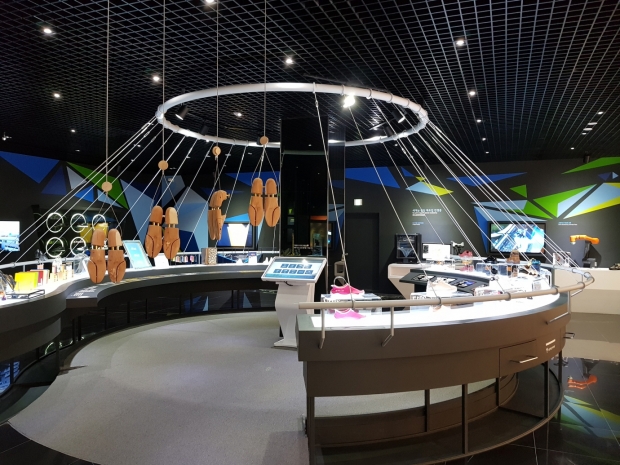 한국신발관에는 신발 생산과 관련된 제조 공정이 직관적으로 느낄 수 있도록 전시되어 있다