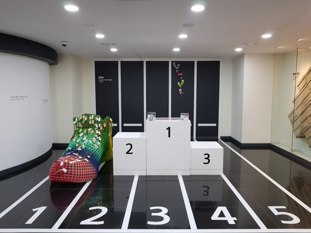 한국신발관에는 전시관 및 신발 산업과 관련된 다양한 편의시설 및 체험시설이 마련되어 있다