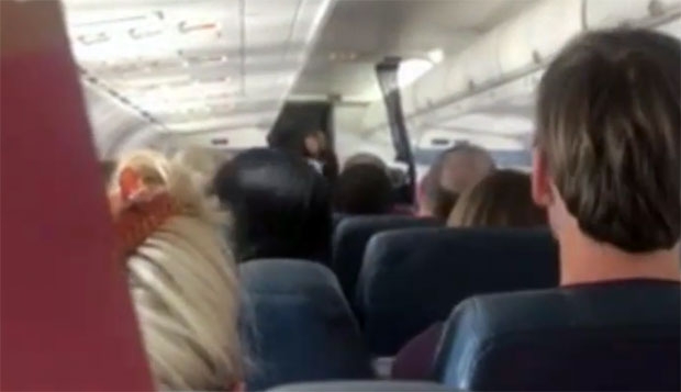 공포에 빠진 일부 승객은 비상문을 열고 탈출을 시도했던 것으로 알려졌다/사진=ABC뉴스