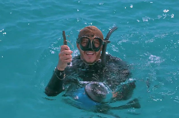 윌튼이 가오리의 눈 밑에서 제거한 갈고리를 들어 보이고 있다