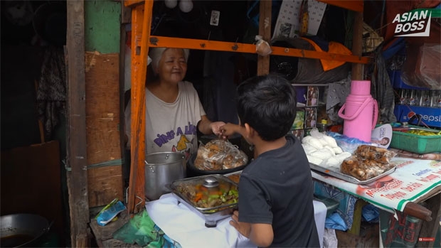 로지타의 주 고객은 톤도의 어린이들이다