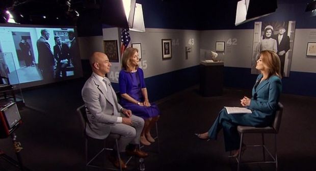 인터뷰 중인 베이조스 회장