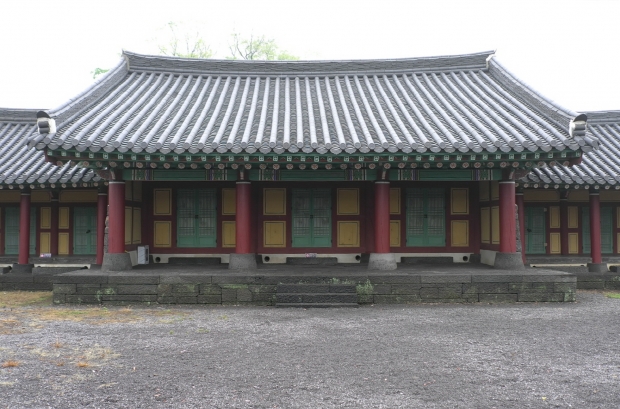 성읍 민속마을은 제주도의 삼대 구역 중의 하나인 정의현의 도읍지로 동헌이 고스란히 남아 있다