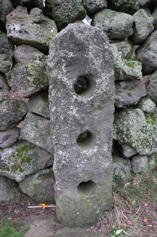 성읍민속마을에는 정주석이 그대로 남아 있어 여전히 그 역할을 하고 있다