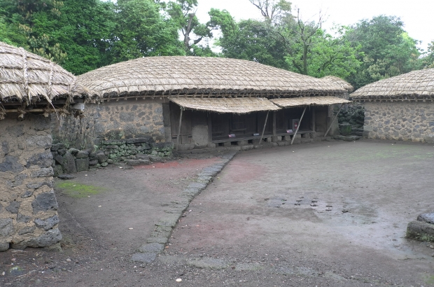 제주도 성읍 민속마을에 남아 있는 가옥의 특성은 여자들 삶의 동선에 따라 만들었다는 것이다