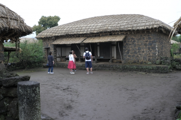 성읍 민속마을 내에 들어서면 해설사가 있어 가옥 구조 등 마을의 역사를 친절히 설명해 준다
