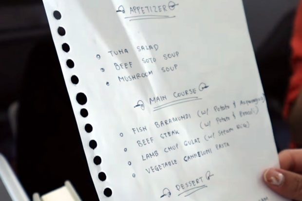 가루다인도네시아항공이 비즈니스클래스에서 제공한 기내식 메뉴판. 종이 한 장에 수기로 작성된 메뉴판은 승객들의 시선을 끌었다/사진=리우스 베르난데스