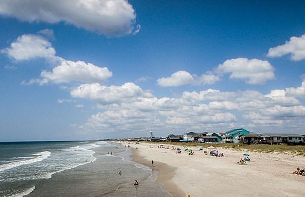 미국 노스캐롤라이나주 오크아일랜드 해변에서 아이들과 함께 물놀이를 하던 30대 가장이 거센 파도에 부딪혀 사망하는 이례적인 사고가 발생했다.