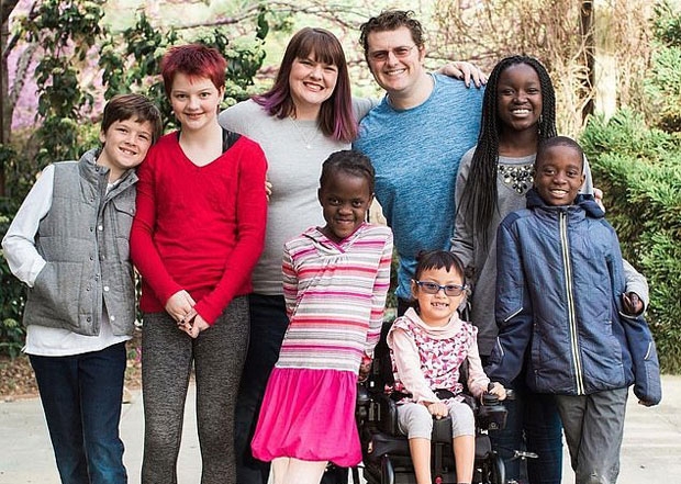 딩글은 2명의 생물학적 친자녀와 함께 3명의 우간다 형제와 뇌성마비를 가진 대만 소녀 등 4명의 자녀를 입양해 키우던 가장으로 알려져 주위를 안타깝게 하고 있다/사진=고펀드미