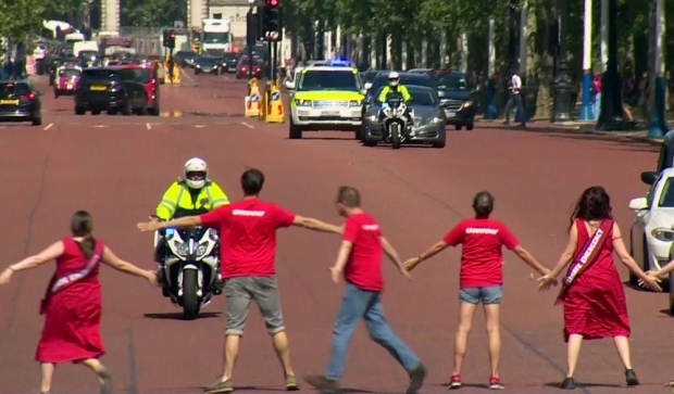 24일(현지시간) 환경운동단체 그린피스 소속 영국 활동가들이 엘리자베스 2세 여왕에게 공식 총리 임명을 받기 위해 버킹엄궁으로 향하던 보리스존슨의 차량 행렬을 막아섰다/사진=AP 연합뉴스