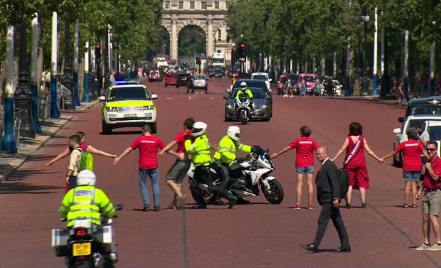 24일(현지시간) 환경운동단체 그린피스 소속 영국 활동가들이 엘리자베스 2세 여왕에게 공식 총리 임명을 받기 위해 버킹엄궁으로 향하던 보리스존슨의 차량 행렬을 막아섰다/사진=AP 연합뉴스