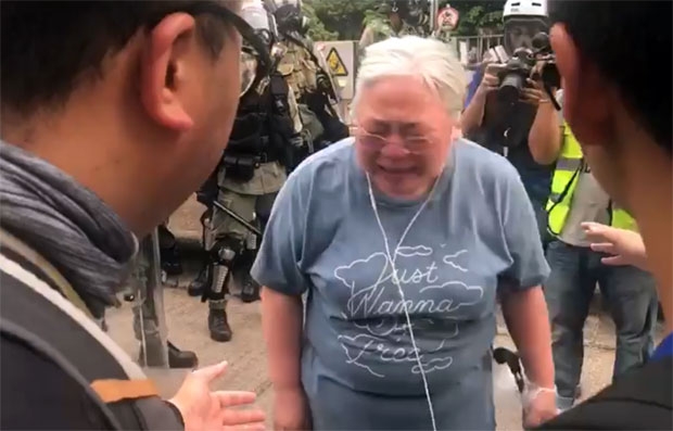 전경과 시위대 사이를 오가며 충돌을 막으려던 노인은 끝내 오열했다/사진=상하이스트 캡처