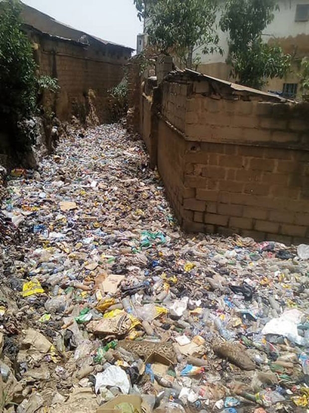 나이지리아 출신 티어펀드 운동가인 울란 가르바 마타는 “내 조국 어디에서나 플라스틱 쓰레기를 볼 수 있다”면서 “아이들은 그 안에서 놀고 동물들은 쓰레기 더미에서 먹이를 찾는다. 시궁창이 되어버린 수로는 쓰레기로 인한 악취가 진동을 한다”고 설명했다./사진=티어펀드