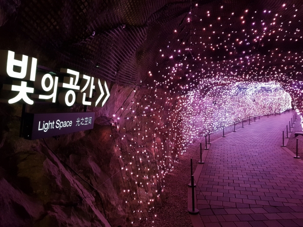 동굴 내부는 1년 내내 섭씨 12도의 서늘한 기온이 유지되어 지금같은 한여름 피서 공간으로는 제격이다